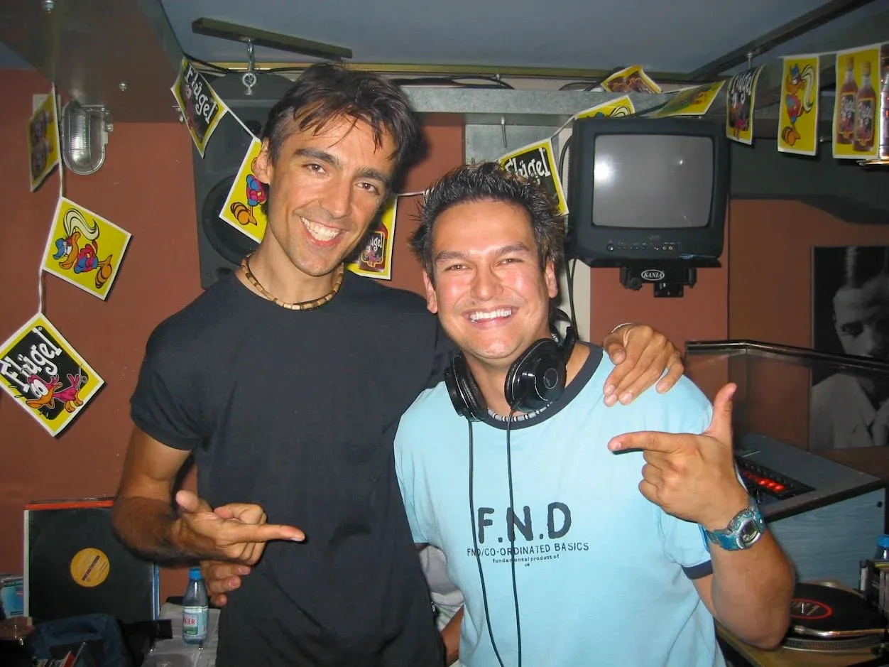 Stefan met dj Peran in de dj-booth