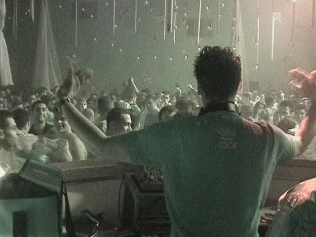 Stefan achter de draaitafels voor een feestend publiek in Israël
