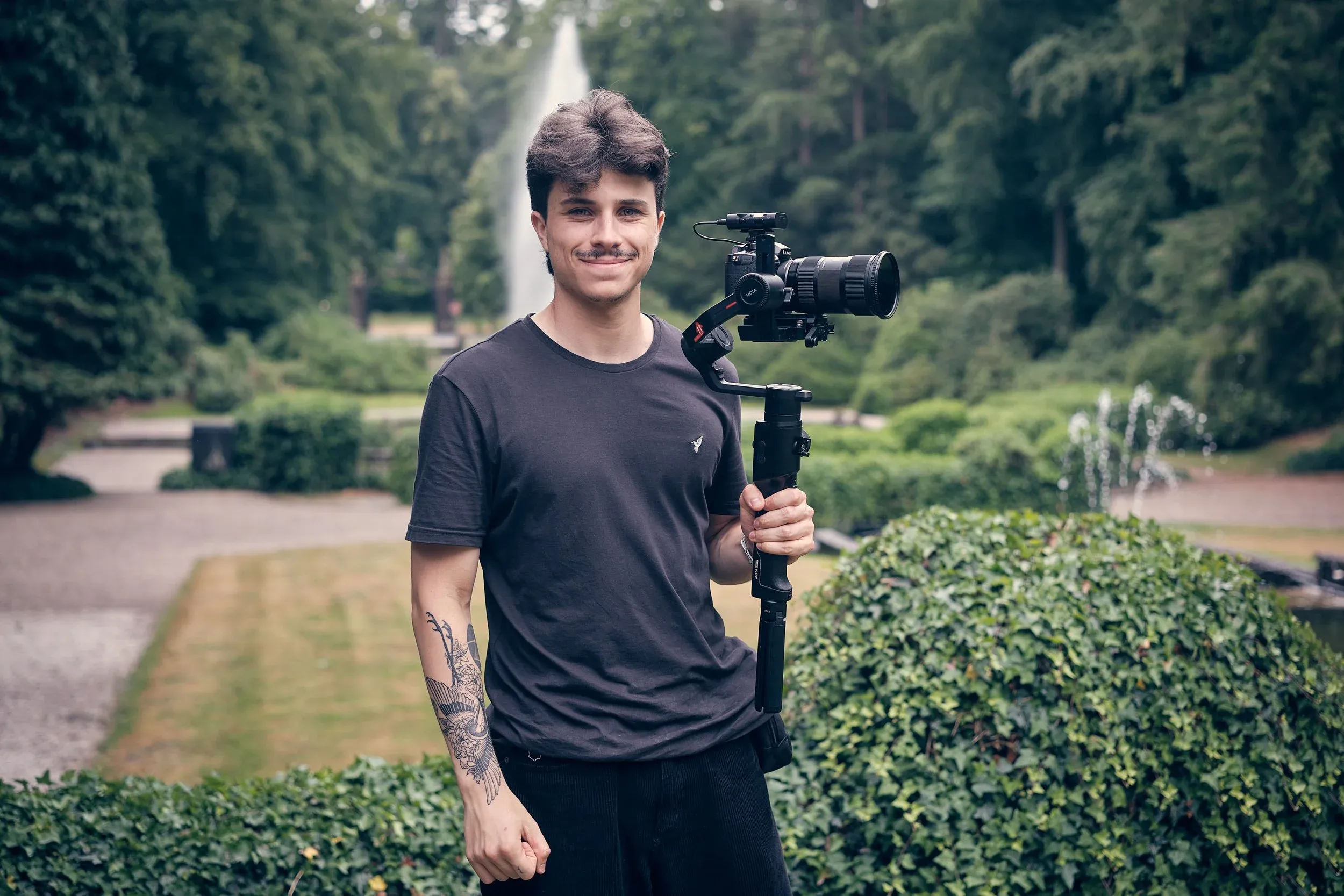 Videograaf Tomás Pires met zijn camera op een stabilisator in een park