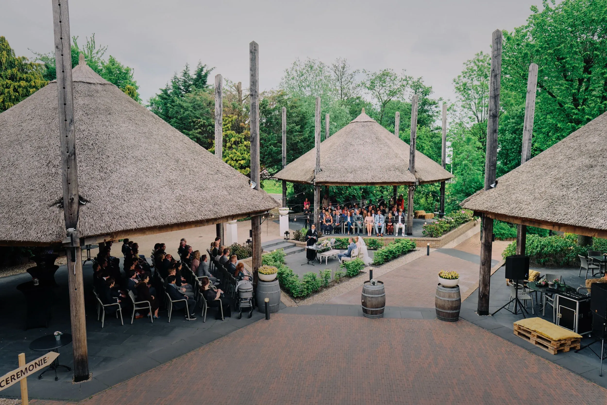 Ceremonie in de tuin van ’t Wapen van Zoetermeer, tussen de rieten daken