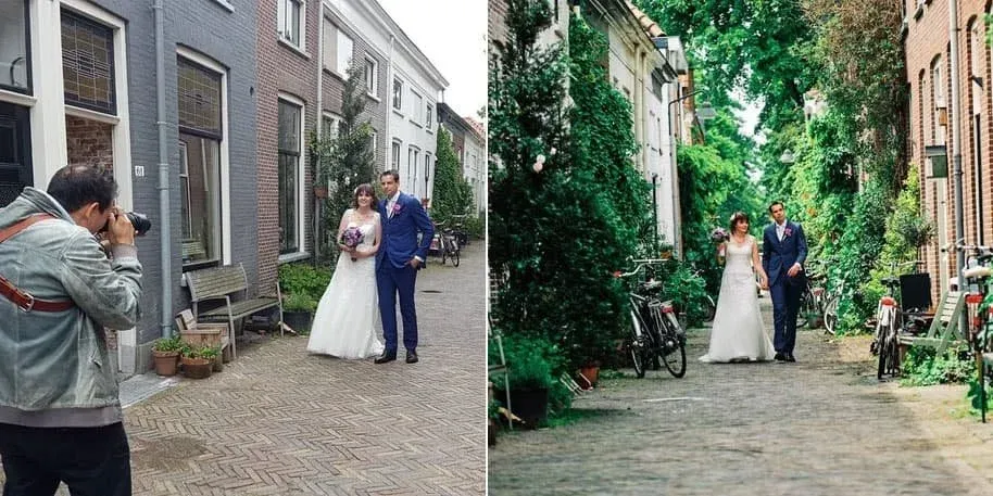 Links Stefan fotografeert het bruidspaar in een groen straatje in Delft, rechts de foto die het werd