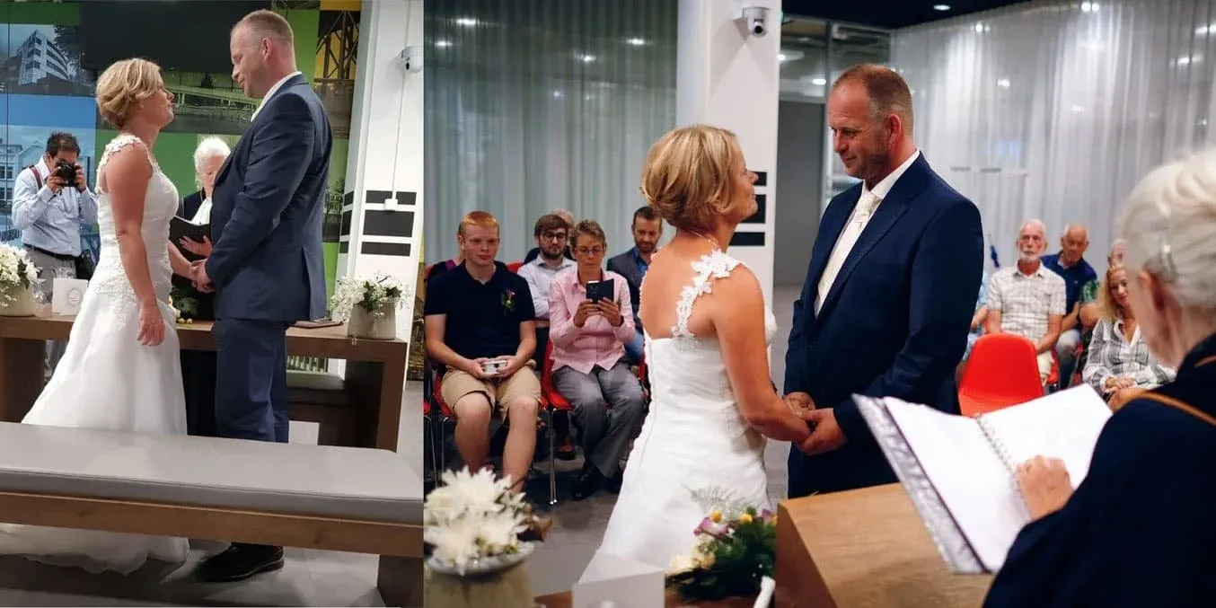 Links Stefan vlak bij het bruidspaar tijdens de ceremonie, rechts de zwart-witfoto van dat moment