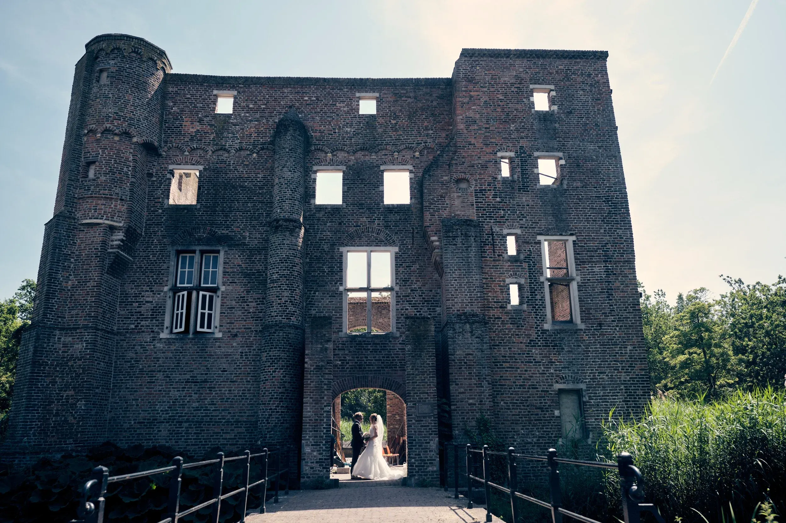 Bruidspaar in de poort van de ruïne van Kasteel Deurne