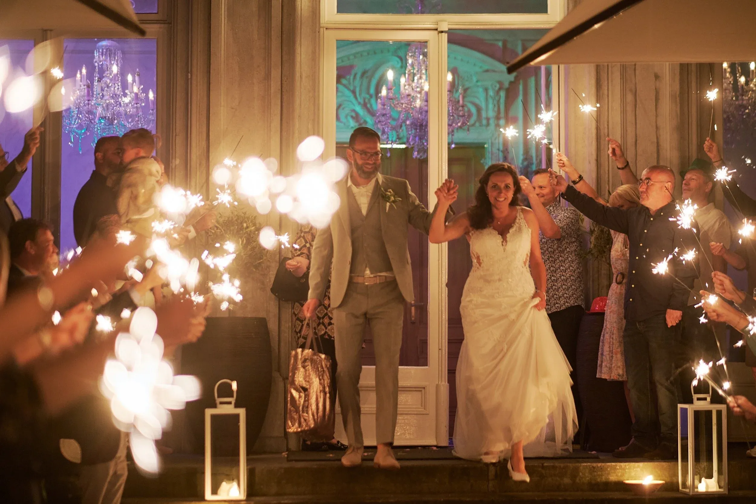 Romana en Sander lopen aan het eind van de avond tussen gasten met sterretjes door