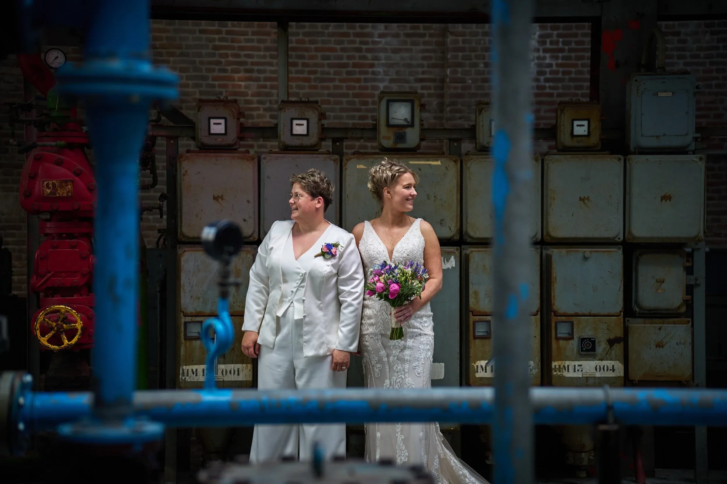 Froukje en Mireille tussen de blauwe buizen in de oude fabriek van De Noordkade