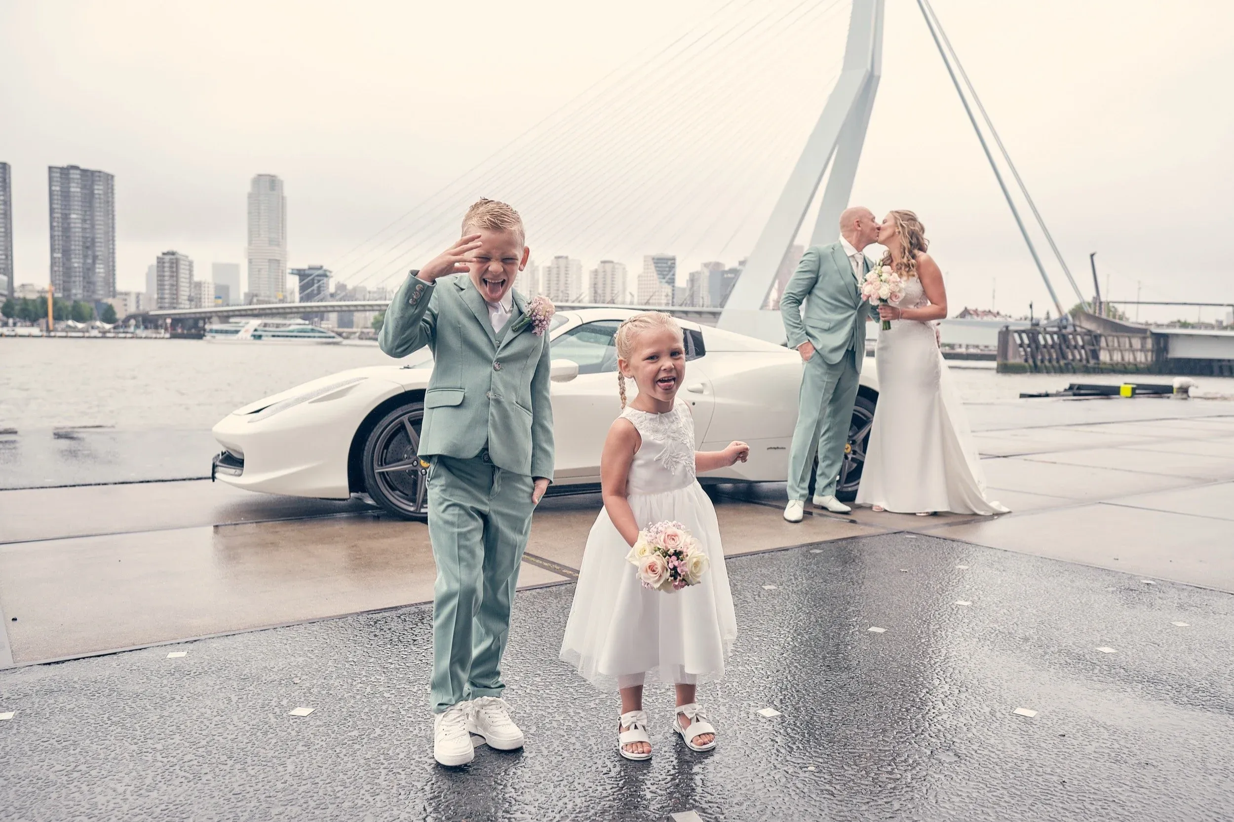 Bruidspaar met twee kinderen bij de Erasmusbrug