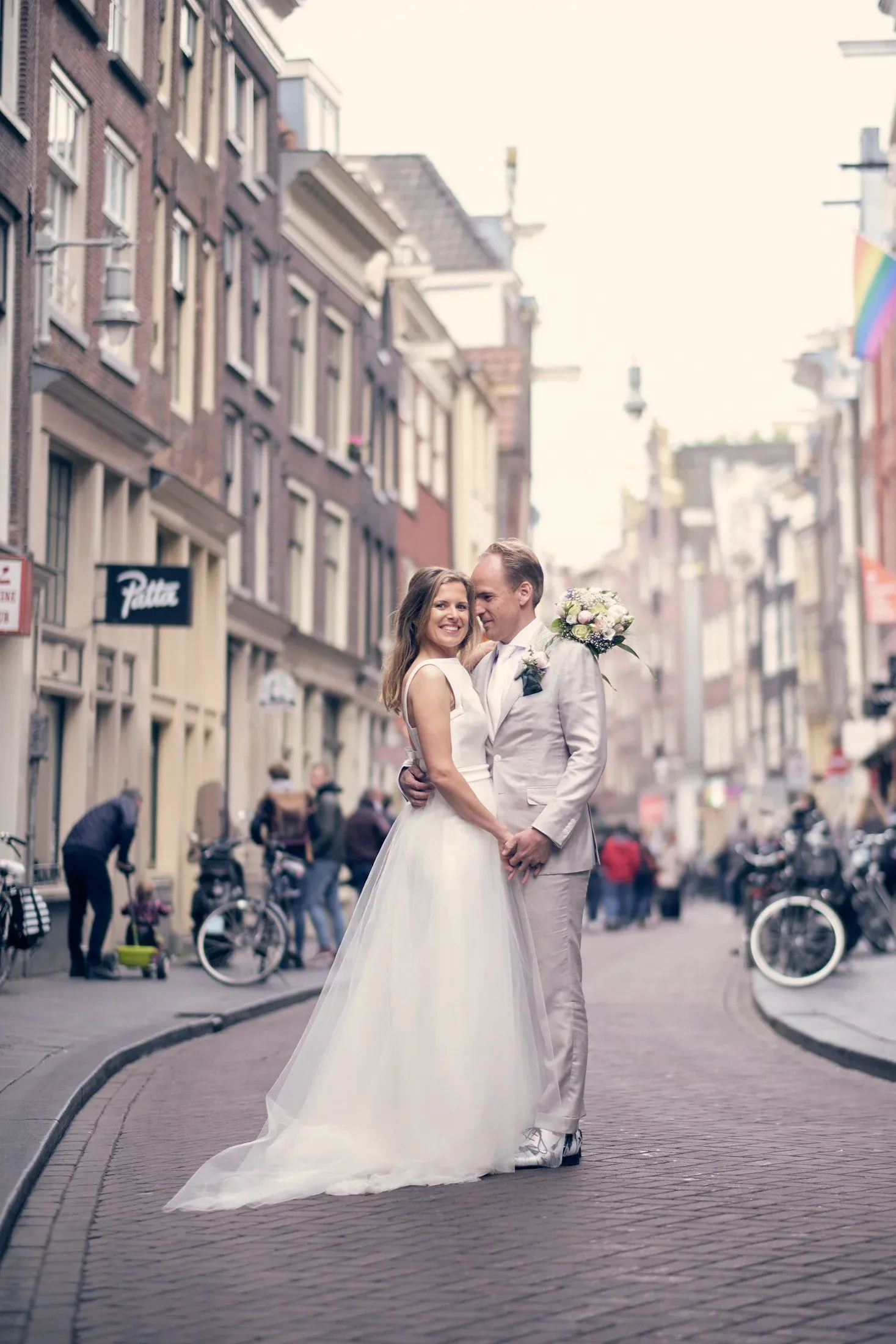 Mary en Jasper in een drukke straat in de Amsterdamse binnenstad