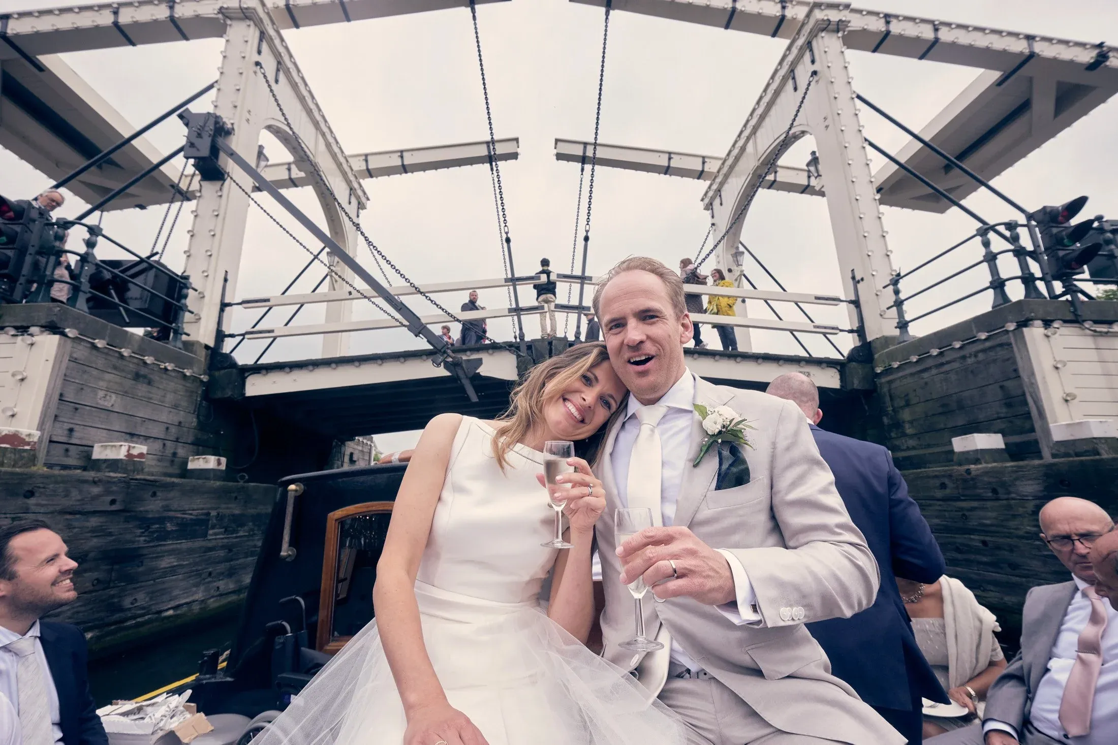 Mary en Jasper proosten in de rondvaartboot, onder een ophaalbrug door