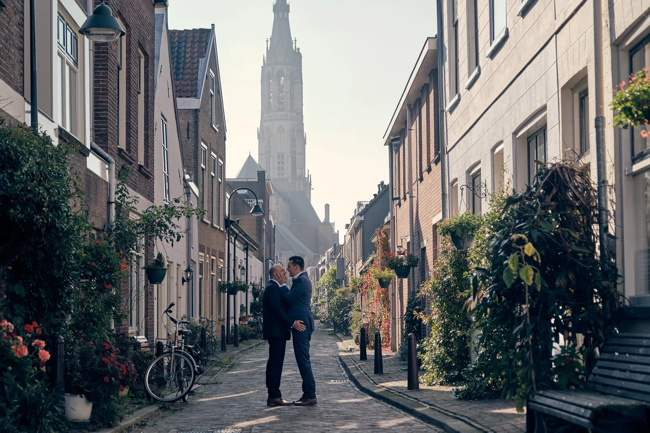 Bruidspaar in een Delfts straatje met de toren van de Nieuwe Kerk op de achtergrond