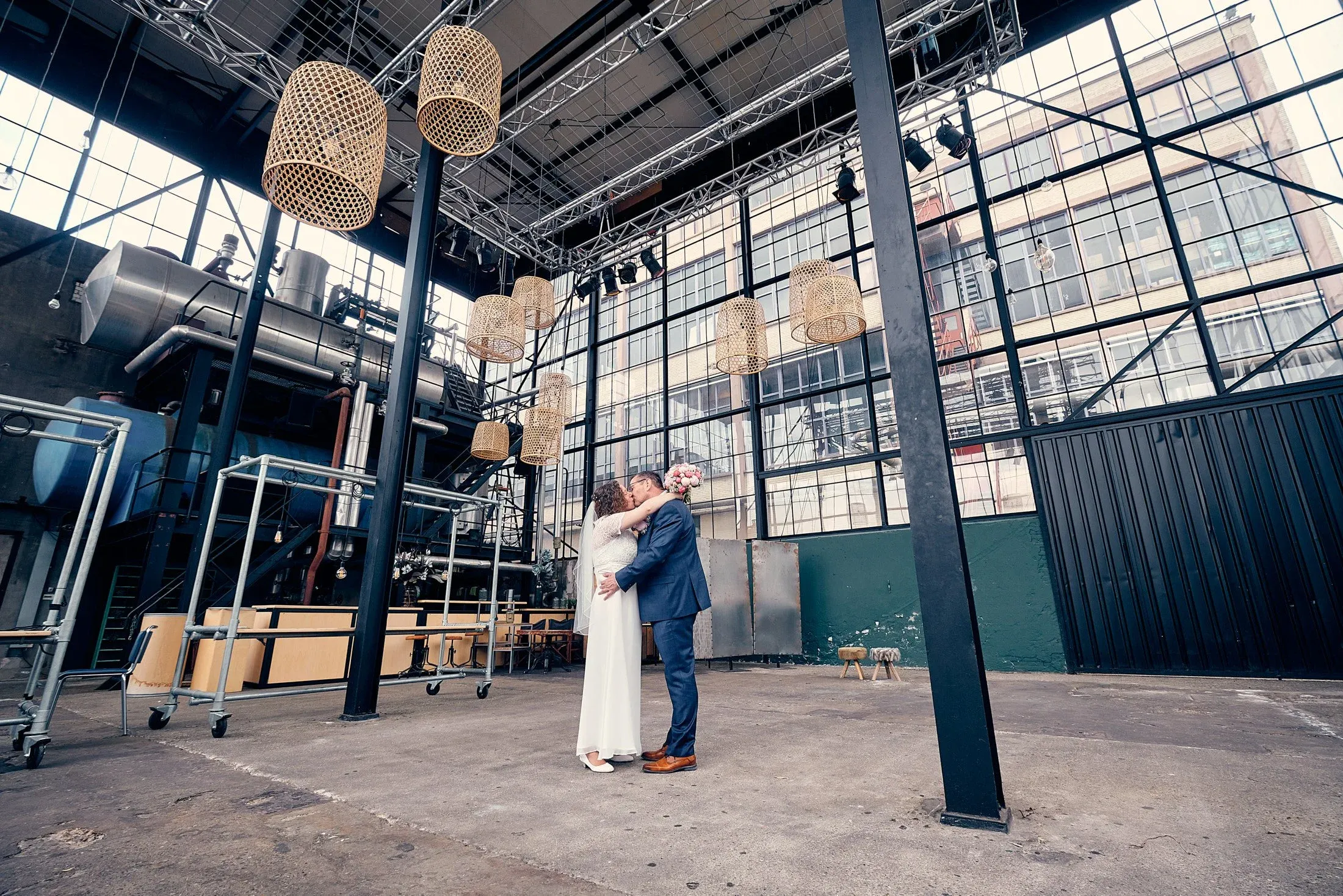 Bruidspaar in de industriële hal van Lijm & Cultuur in Delft