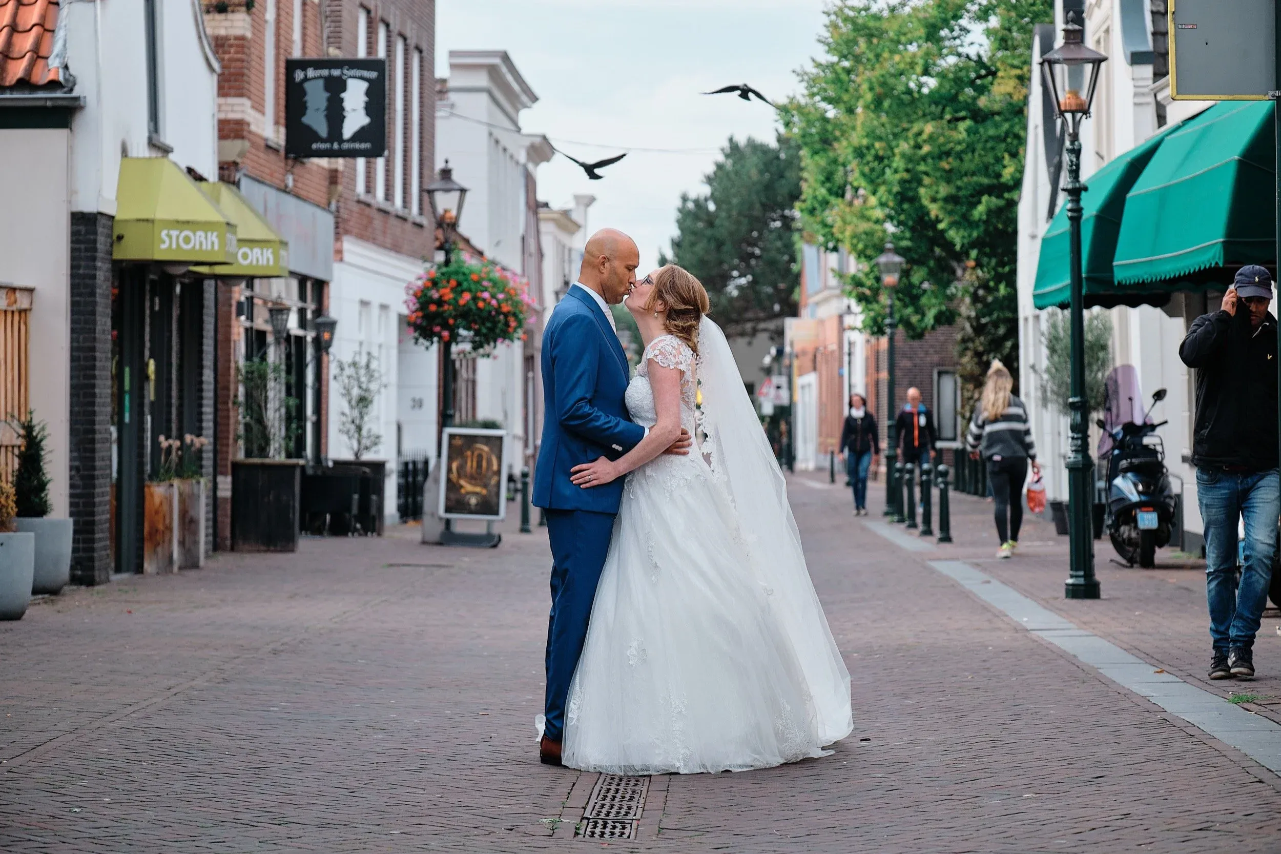 Bruidspaar in de Dorpsstraat in Zoetermeer