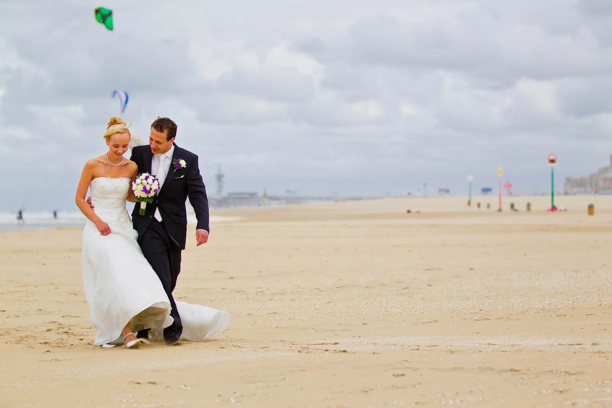 Bruidspaar op het strand bij Kijkduin