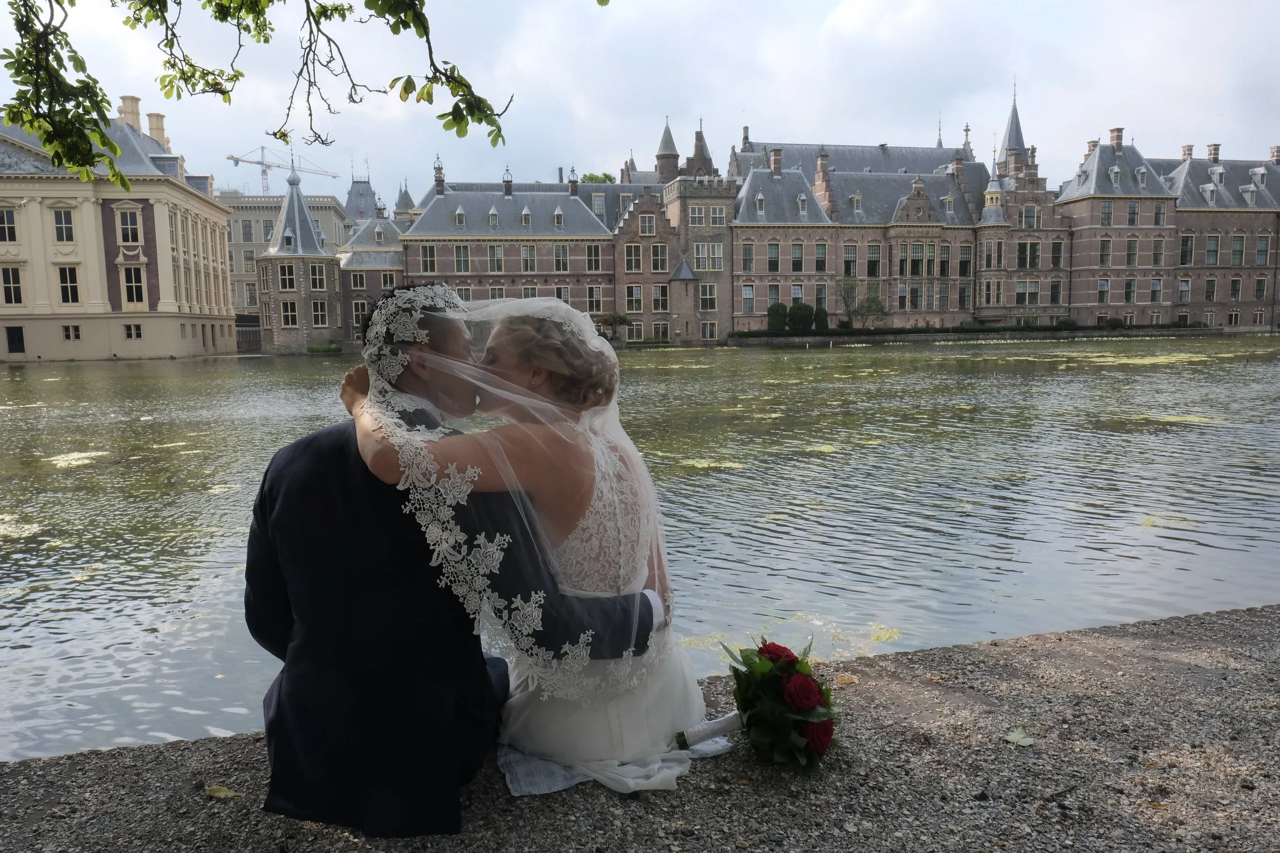 Bruidspaar bij het Binnenhof in Den Haag