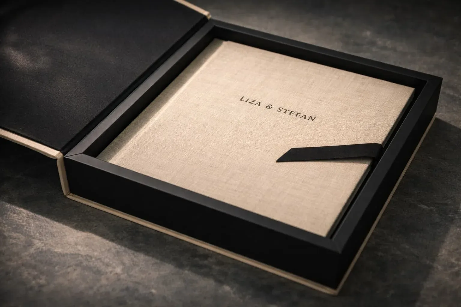Opbergdoos met een beige album met de namen Liza & Stefan op de voorkant