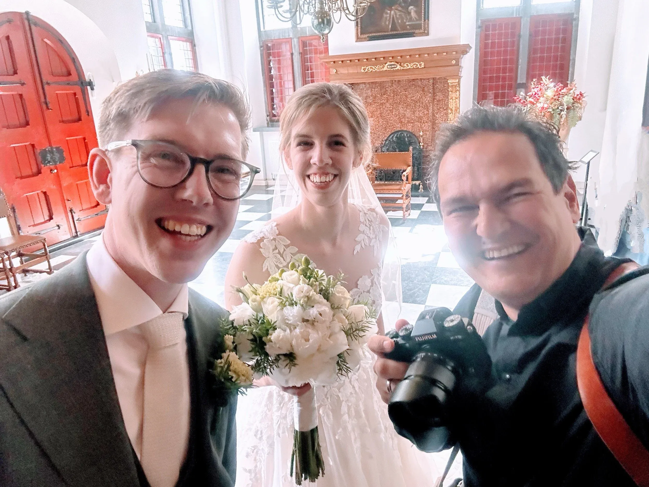 Stefan maakt een selfie met het bruidspaar op het feest