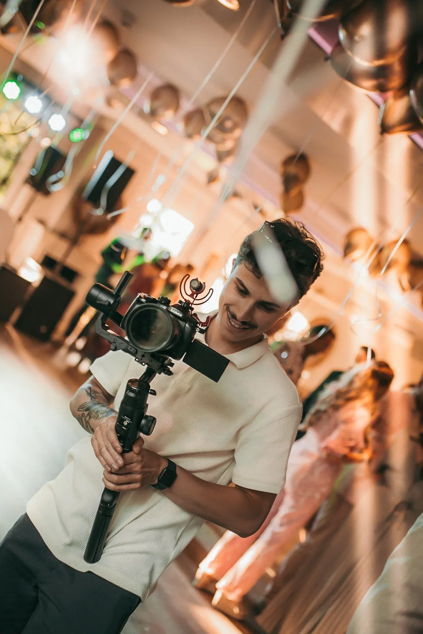 Tomas met zijn camera op een stabilisator in een feestzaal