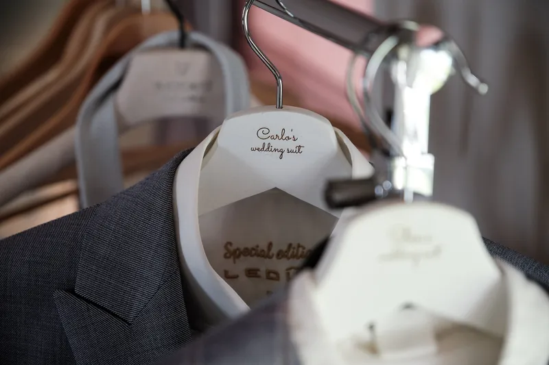 Het grijze pak aan een hanger met een label