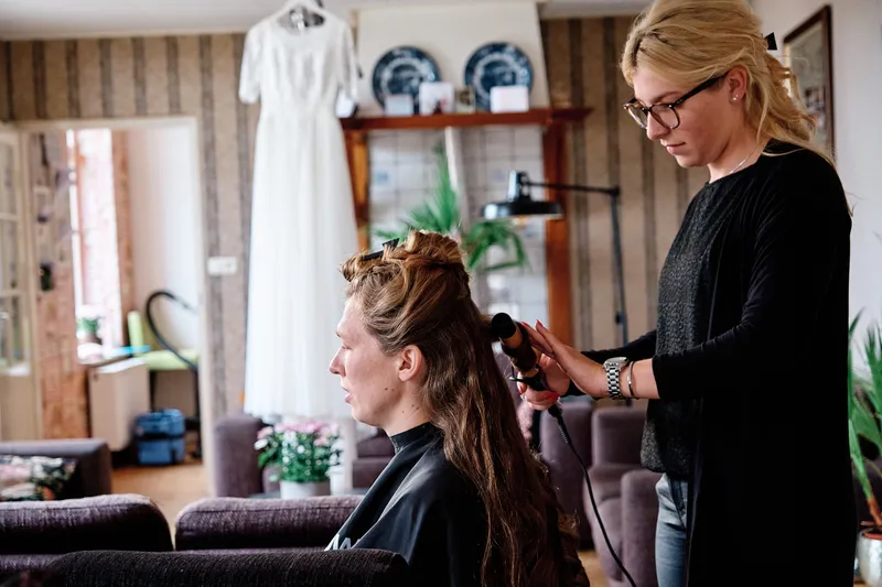 Mariëth wordt gekapt in de woonkamer