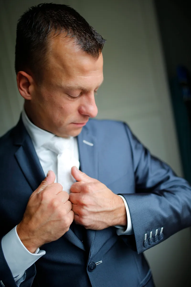 Nick knoopt zijn colbert dicht