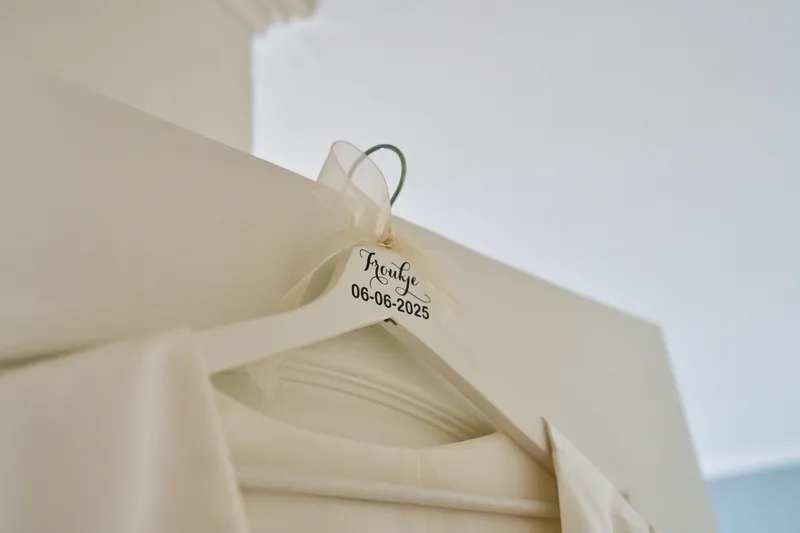 De trouwjurk hangt aan een hanger met de datum erop