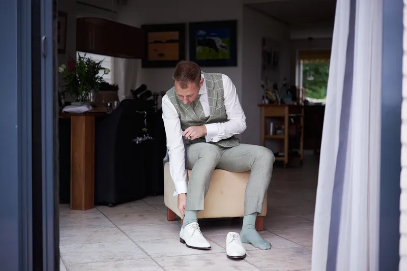 Jeffrey trekt zijn schoenen aan