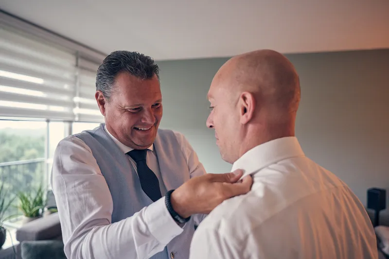 Dennis krijgt hulp met zijn overhemd