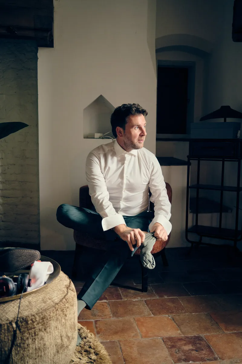 Fabian zit in de toren in zijn witte overhemd
