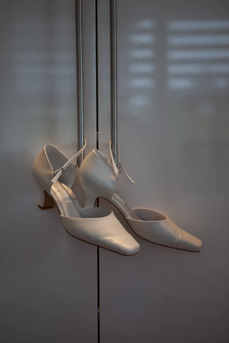 De trouwschoenen van Esther hangen aan de kastdeur