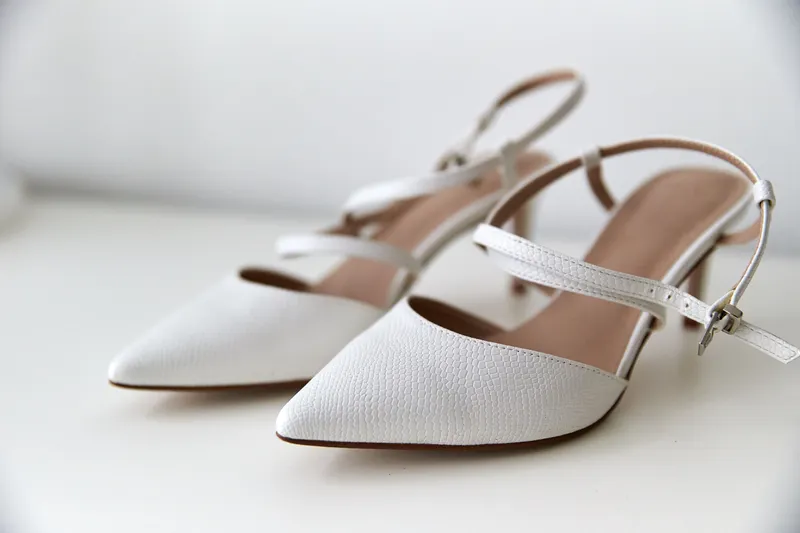 De witte bruidsschoenen