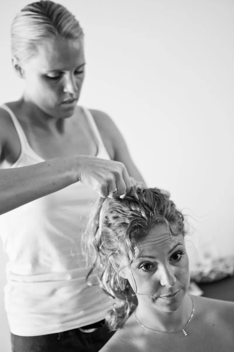 Rebecca’s haar wordt opgestoken, in zwart-wit
