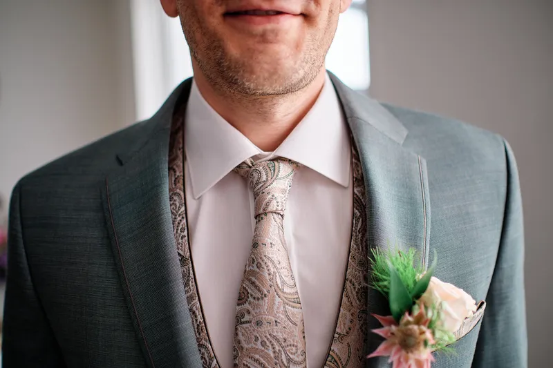 Het vest, de stropdas en de corsage van Wouter