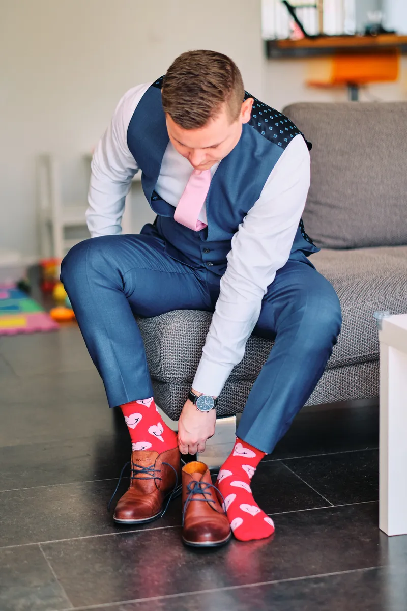 Stefan in zijn vest met gekleurde sokken