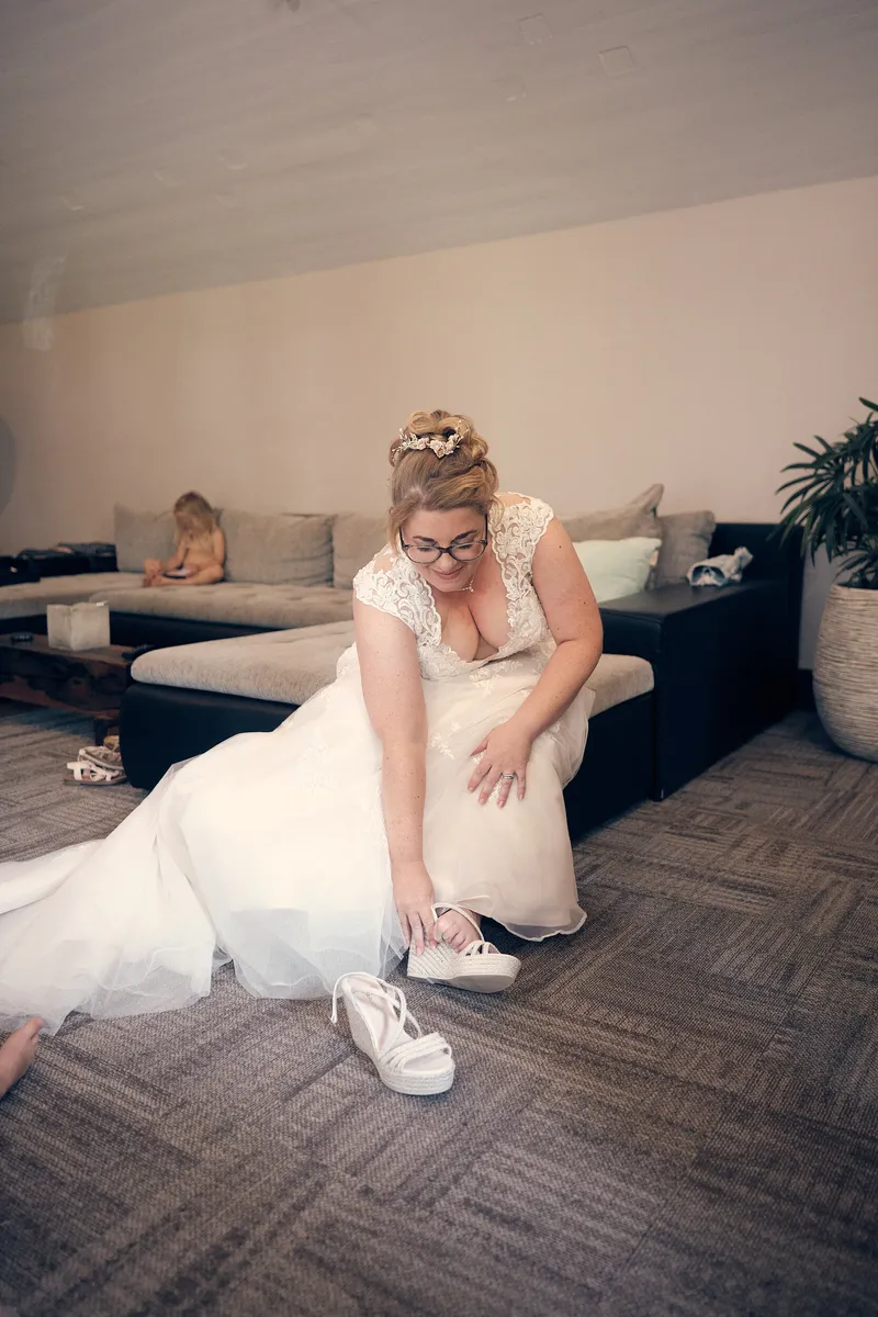 Angelique trekt op de vloer haar schoenen aan
