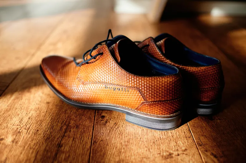 Bruine nette schoenen op de houten vloer