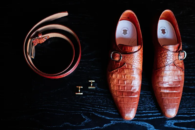 Oranje schoenen, riem en manchetknopen