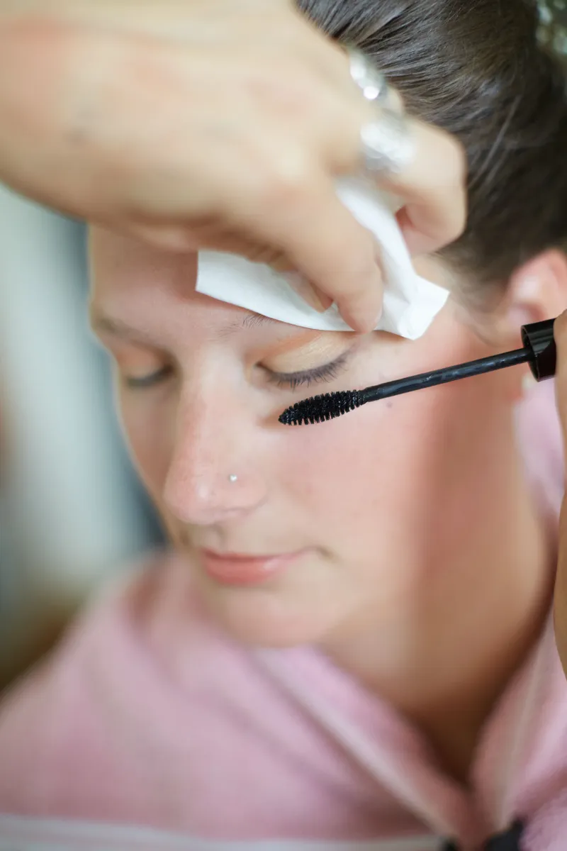 Marjolein krijgt mascara op