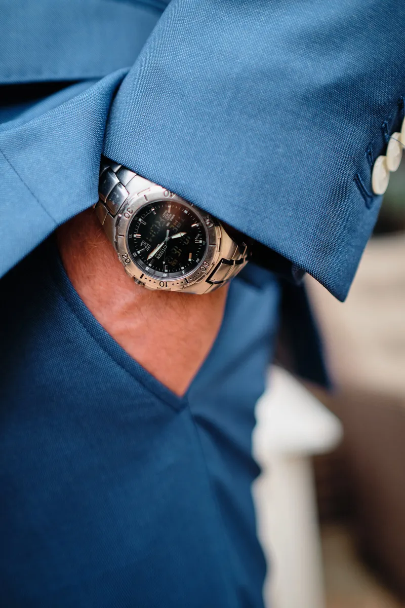 Het blauwe pak en het horloge van Johan