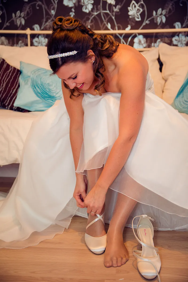 Annika trekt haar schoenen aan
