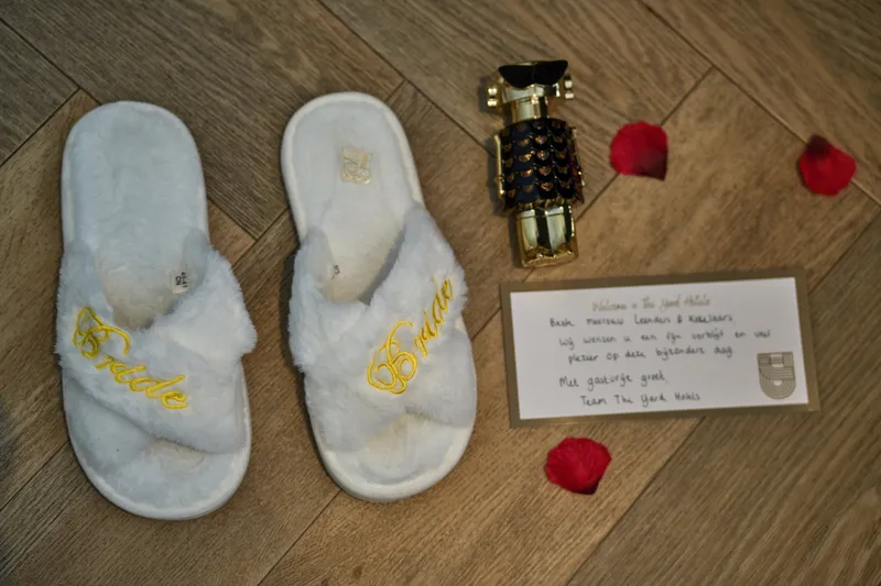 Gouden slippers, parfum en rozenblaadjes op de vloer