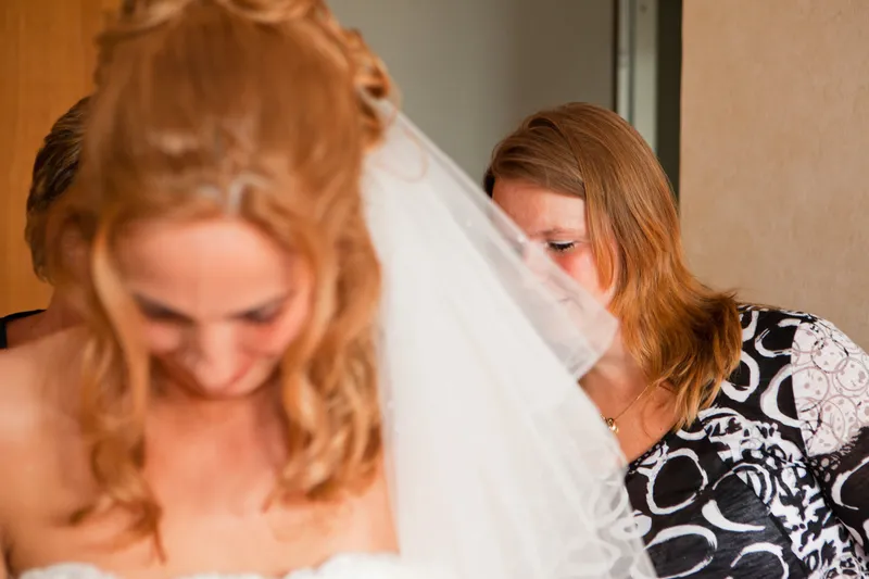 Inge met haar krullen, de sluier wordt goed gedaan