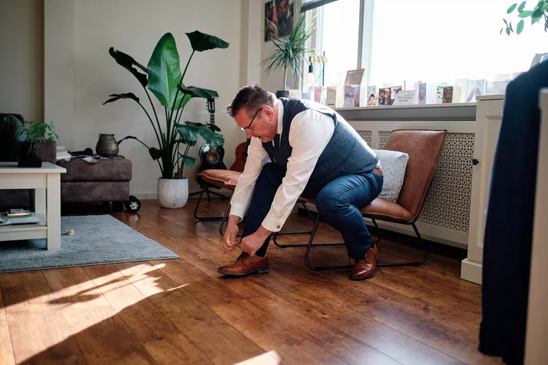 Jakob strikt zijn veters in de zon