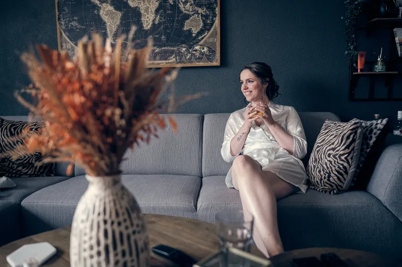 Wendy zit ontspannen op de bank in haar ochtendjas