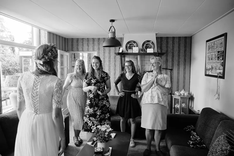 Mariëth met haar vriendinnen in de woonkamer, zwart-wit