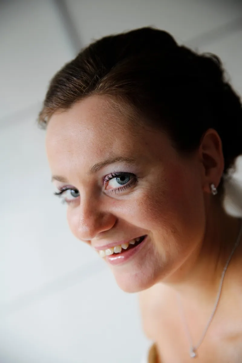 Een portret van Tessa in het zachte raamlicht
