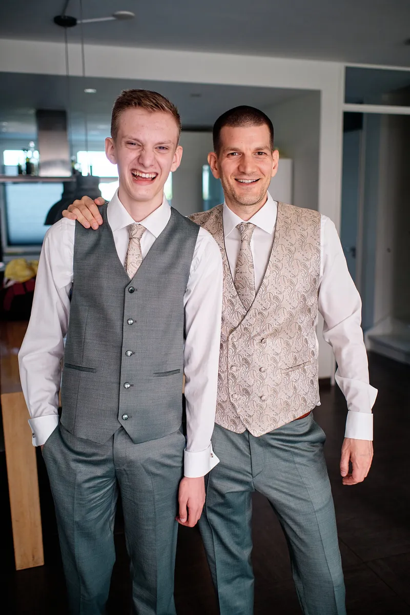 Wouter en zijn broer in hun pak
