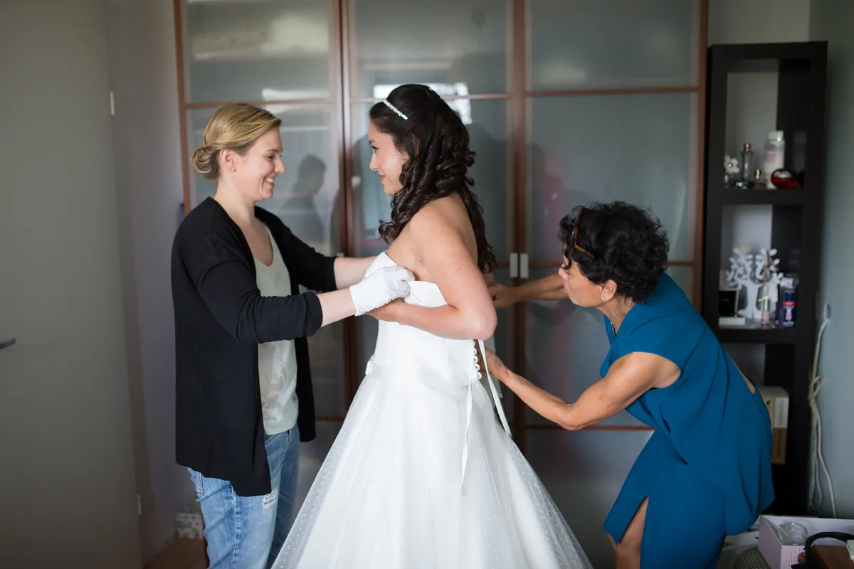 Anne-Floor wordt in haar jurk geholpen
