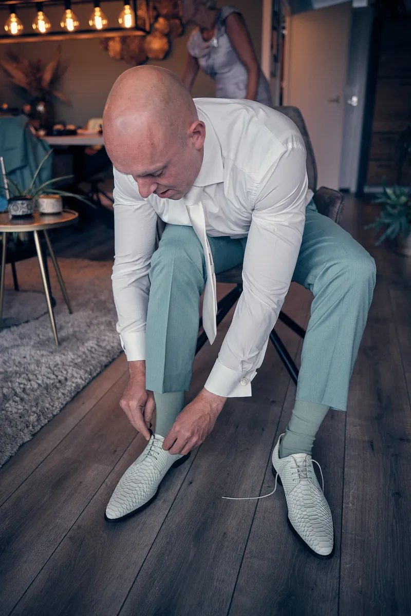 Dennis strikt zijn witte schoenen