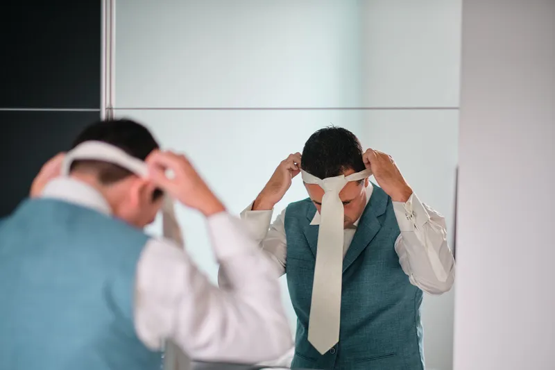 Rick krijgt hulp met zijn vest en stropdas