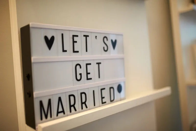 Een lichtbak met de tekst Let’s get married