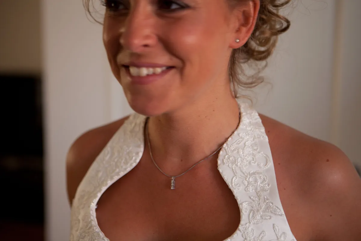 Rebecca lacht in haar jurk met de halternek